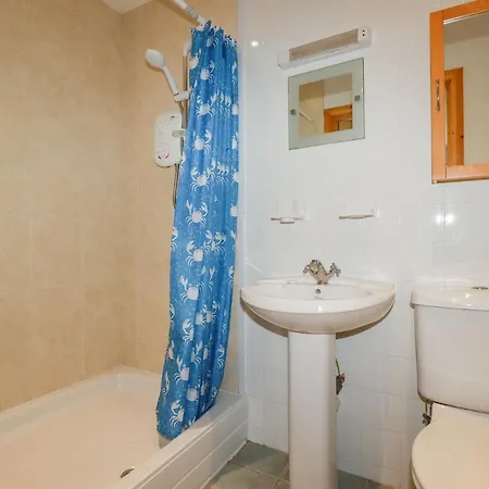 Flat 4 Apartment *