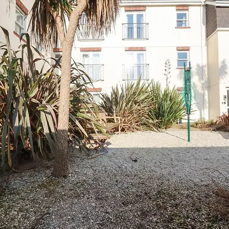 Flat 4 Apartment *