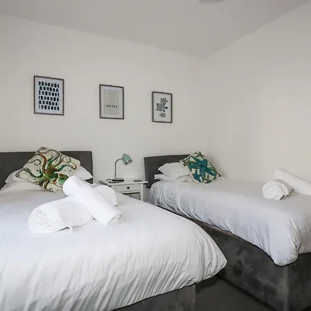 Flat 4 Apartment *